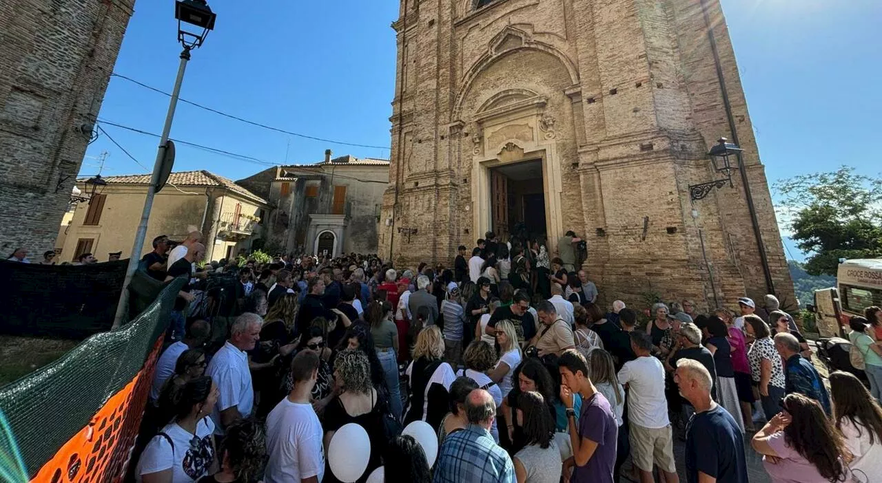 Thomas Luciani, in centinaia ai funerali. L'omelia: «La droga è la nuova lebbra». Applausi e lacrime sulle not