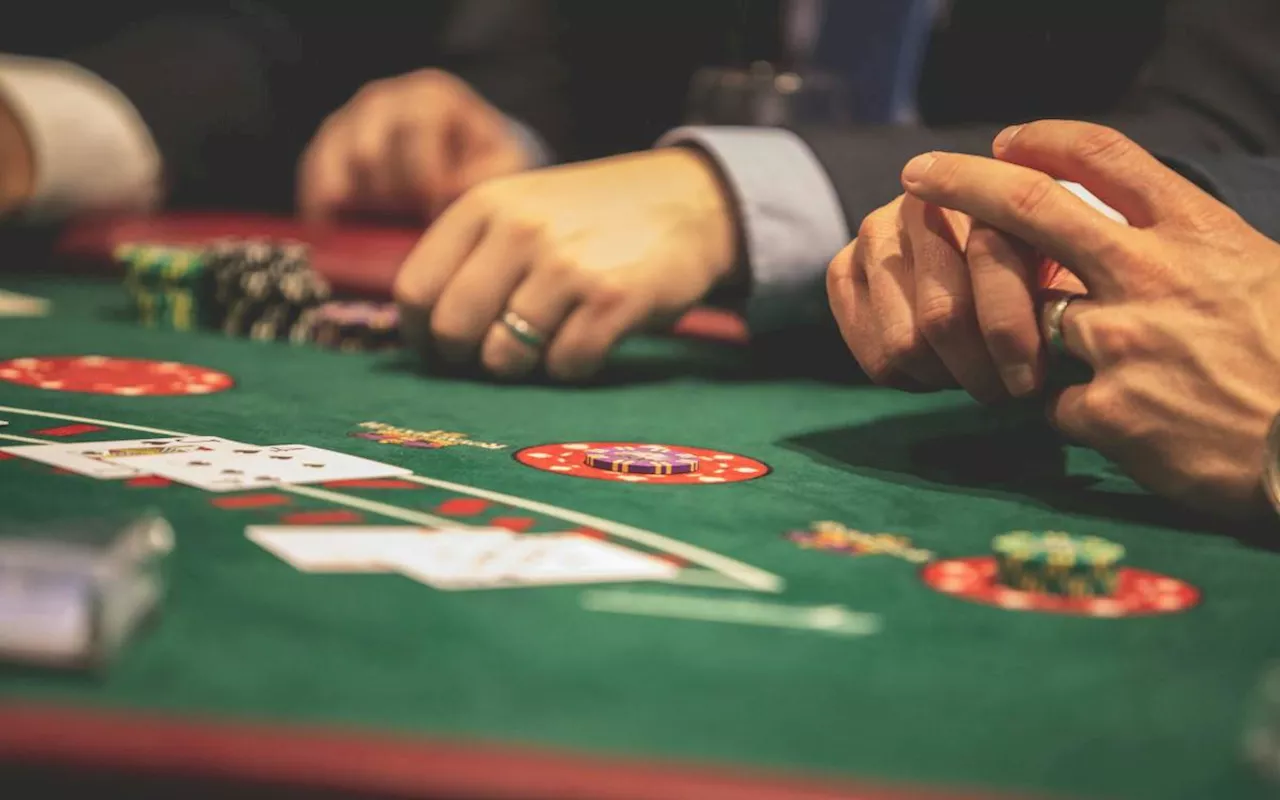 Why are so many people in South Africa playing at online casinos?