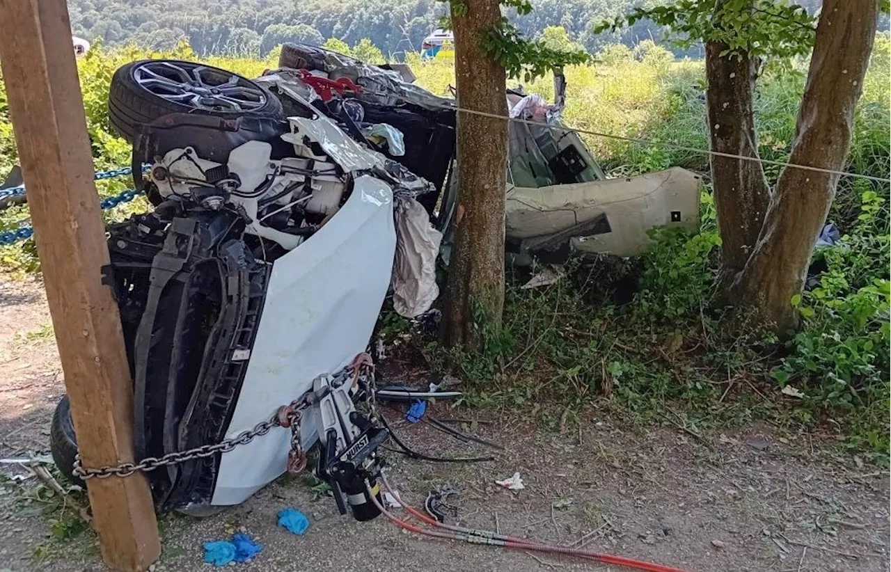 Schwerer Unfall: Autofahrerin prallt bei Essing gegen Bäume