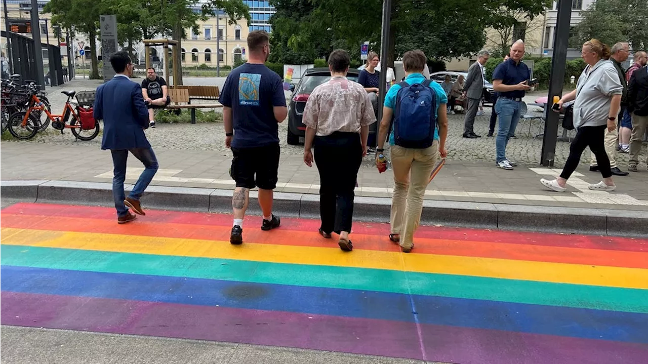 Braunschweig zeigt Toleranz mit Regenbogen-'Zebrastreifen'