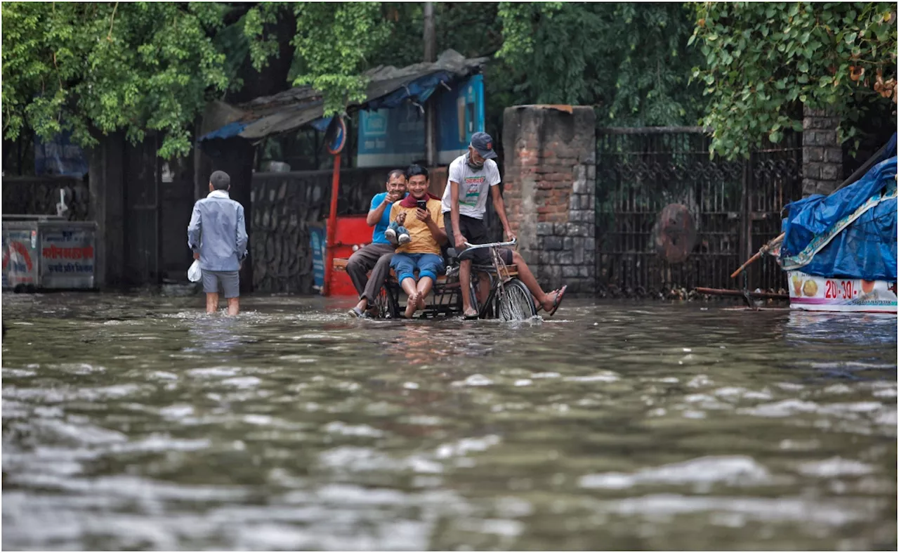 कोई डूबा, कोई फंसा, कोई तैरा... दिल्ली पर आज क्या-क्या गुजरी, ये तस्वीरें बता रहीं पूरी कहानी