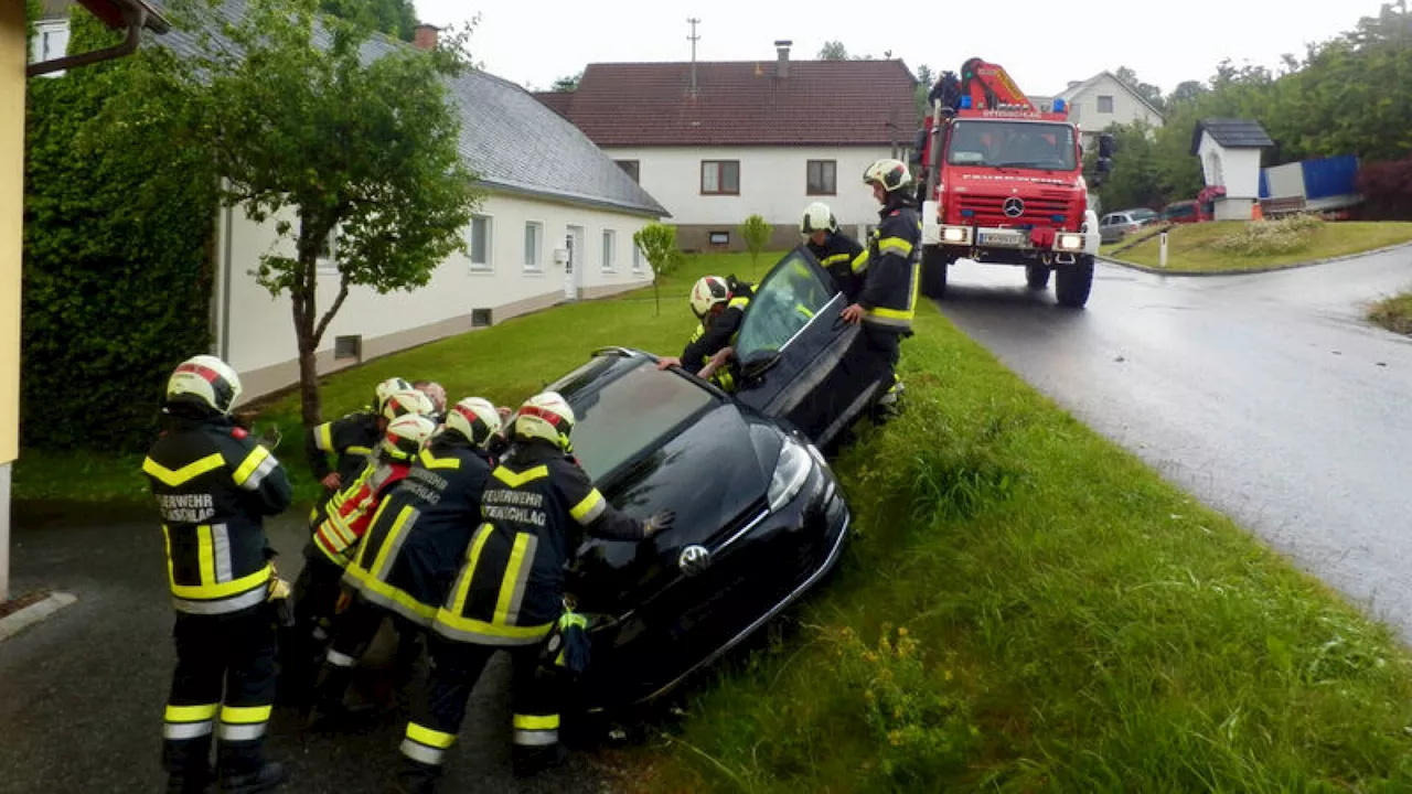 Florianis mussten Fahrzeug bergen und Keller auspumpen