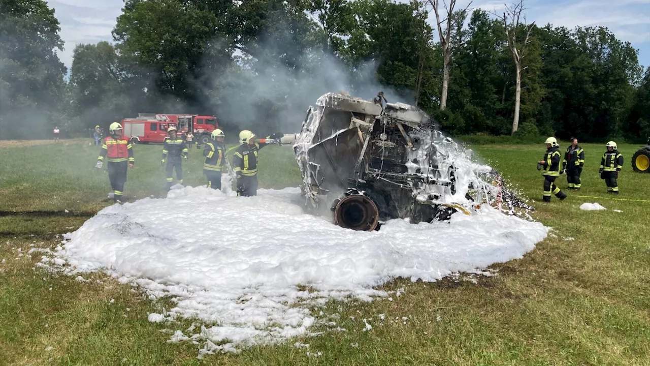 Rundballenpresse in Weistrach ging in Flammen auf