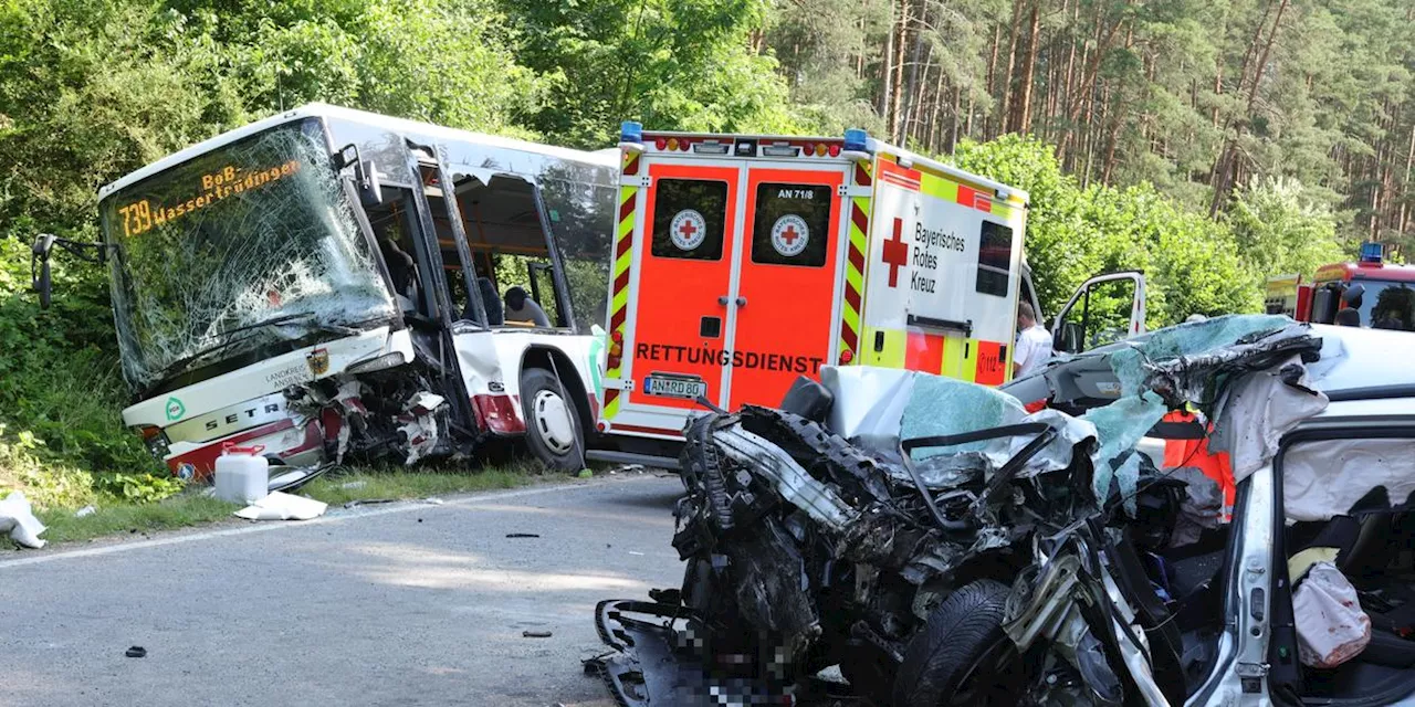 Schwerer Bus-Unfall im Landkreis Ansbach: Mehrere Verletzte