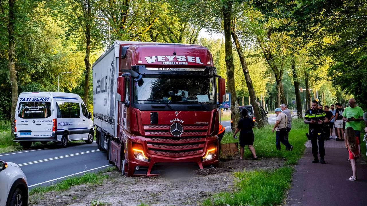 112-nieuws: vrachtauto rijdt zich vast in de berm • vrouw knalt op boom