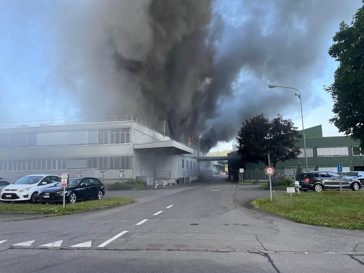 Lenzburg AG: Grossbrand in Kunststofffabrik – 50 Personen evakuiert