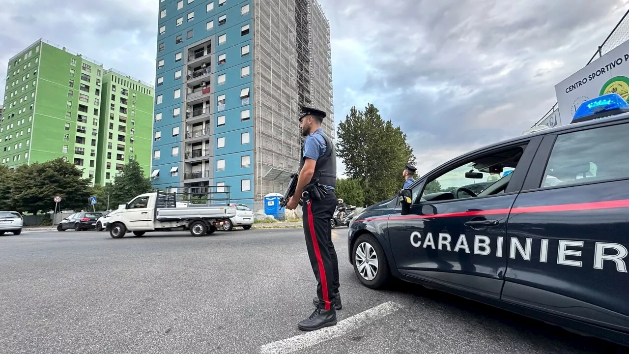 Tor Bella Monaca, accoltellato ripetutamente in strada e trovato in un lago di sangue