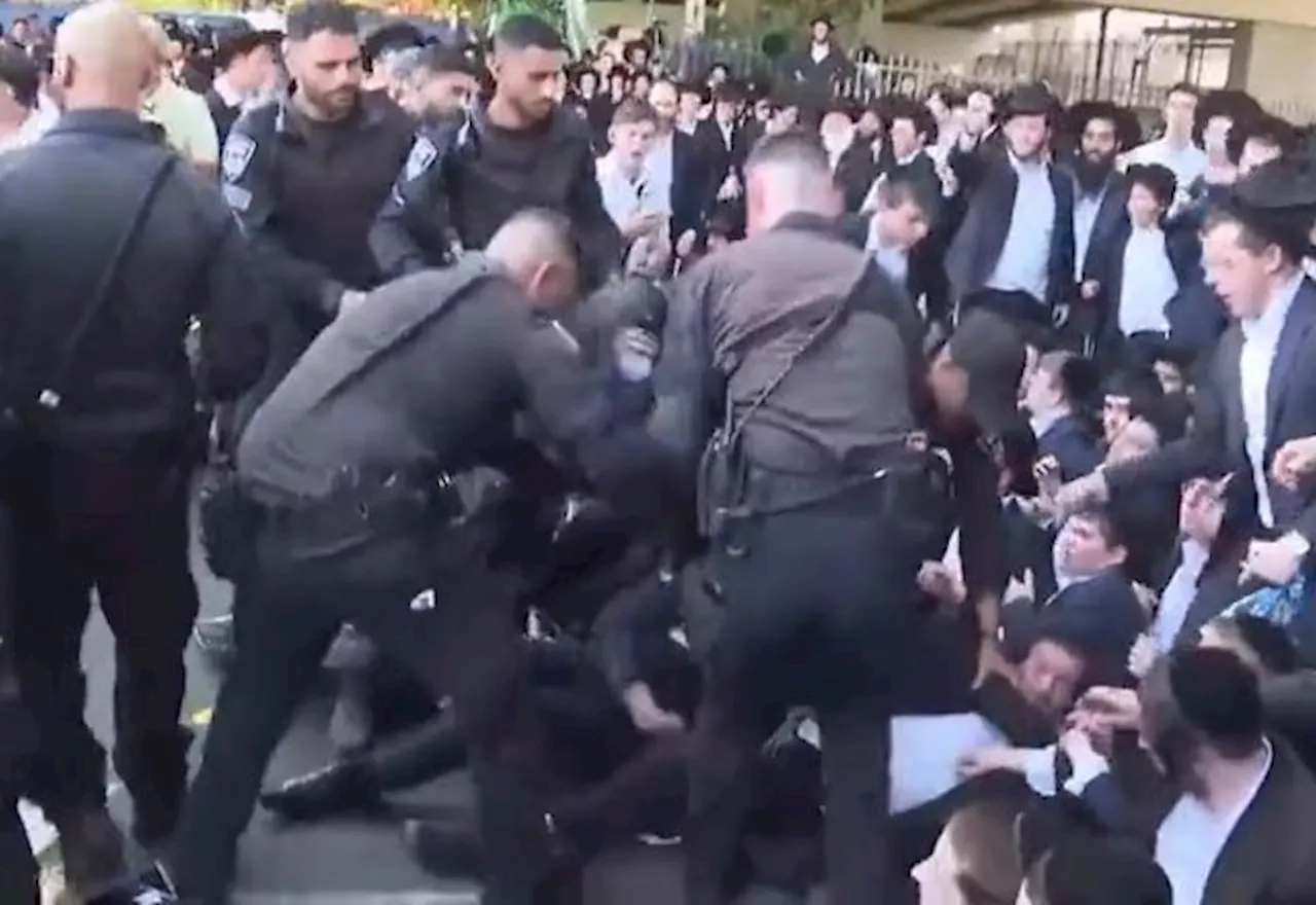 Judeus ultraortodoxos bloqueiam rodovia e protestam contra serviço militar obrigatório em Israel