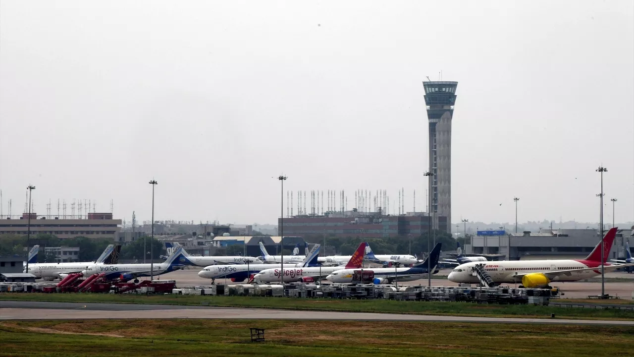 Al menos un muerto y seis heridos al colapsar el techo del aeropuerto de Nueva Delhi