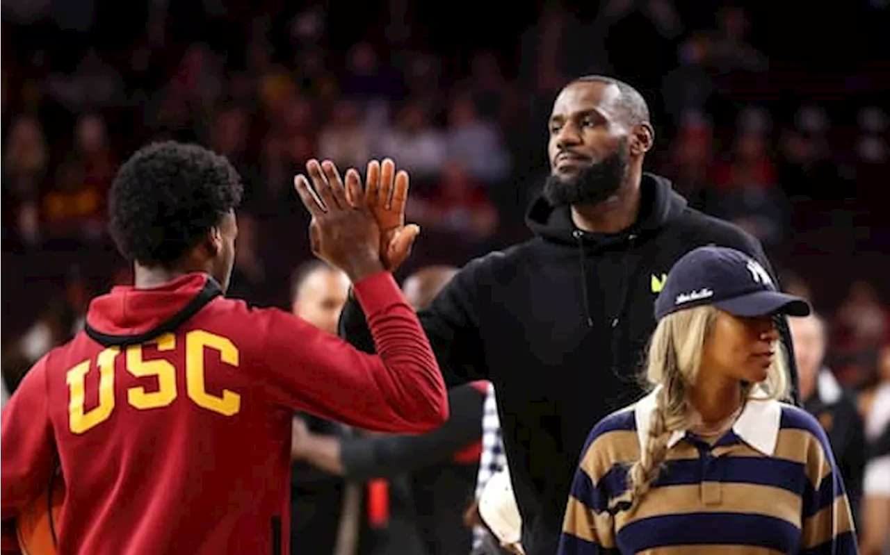 Nba, LeBron James e il figlio Bronny giocheranno insieme nei Lakers