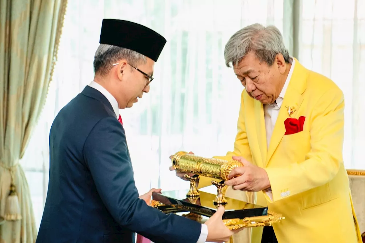 Sultan of Selangor grants audience to Fahmi