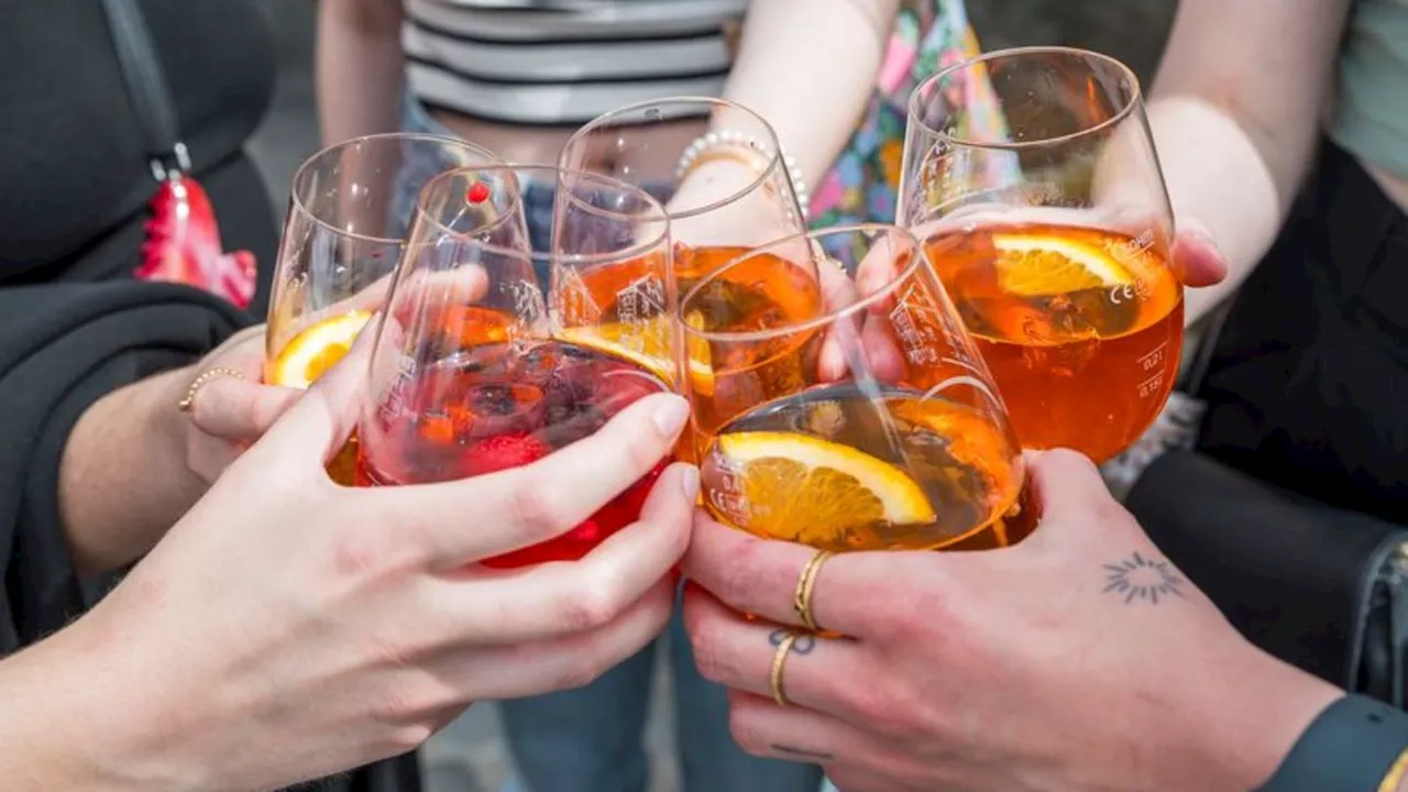 Faktencheck: Gerücht aus dem Netz: Krebsgefahr durch Aperol Spritz?