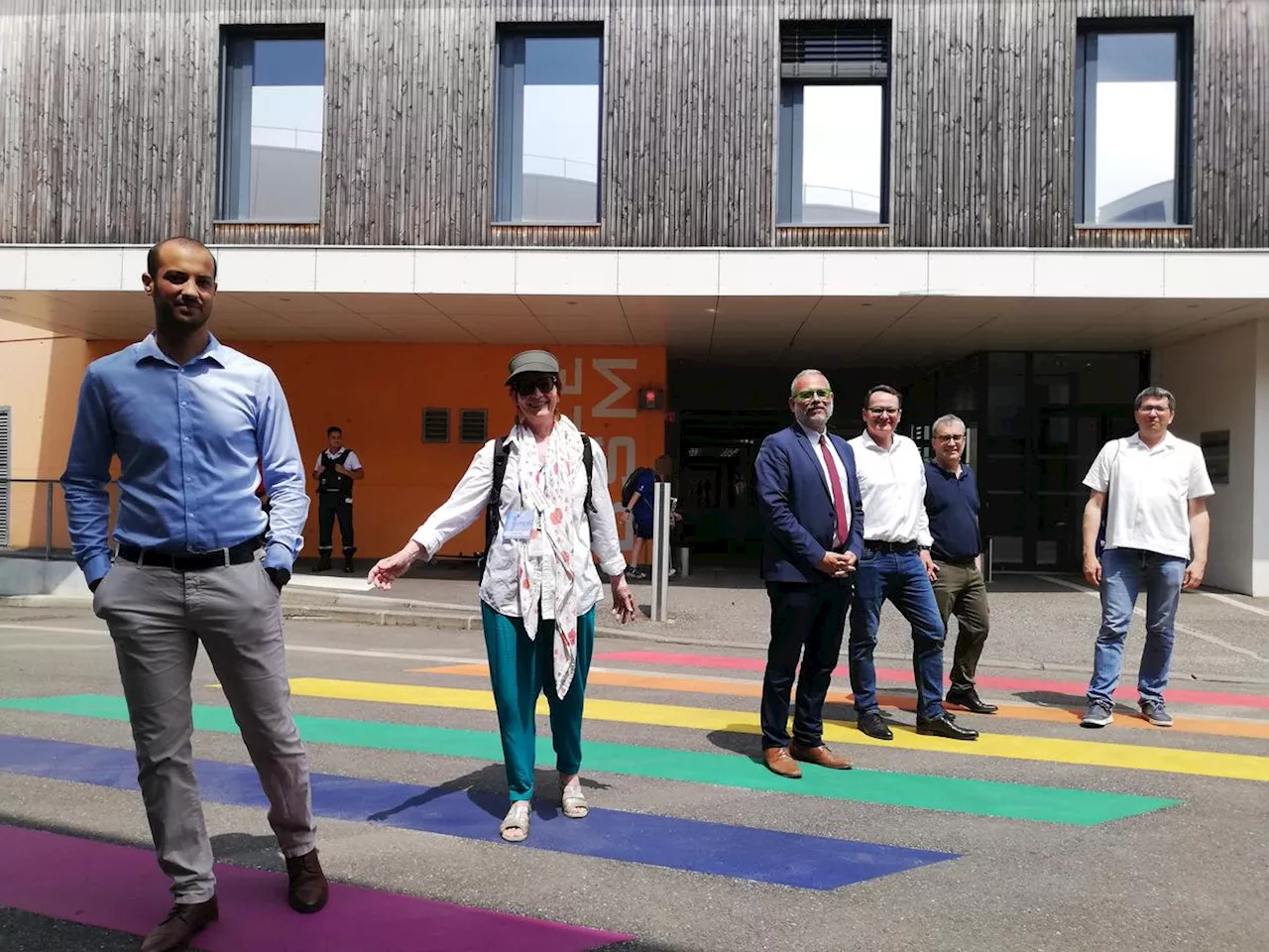 Bordeaux : un passage piéton arc-en-ciel inauguré à Charles-Perrens, une première dans un hôpital en France