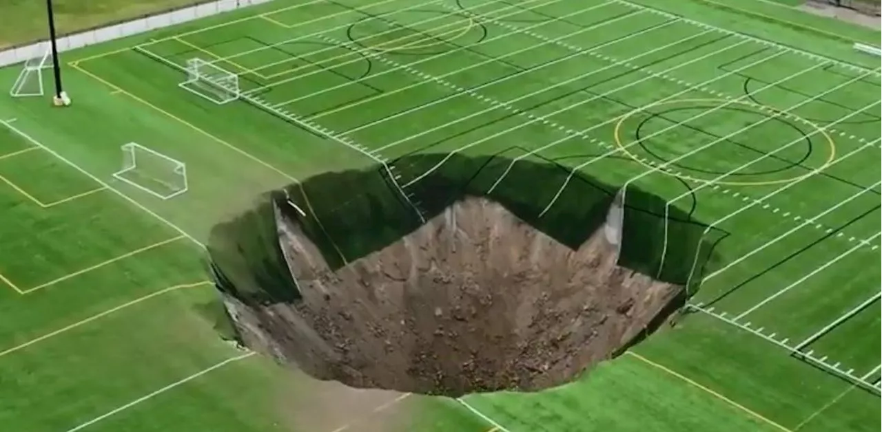 Vidéo. Un trou gigantesque de 30 mètres de diamètre engloutit un terrain de football aux Etats-Unis