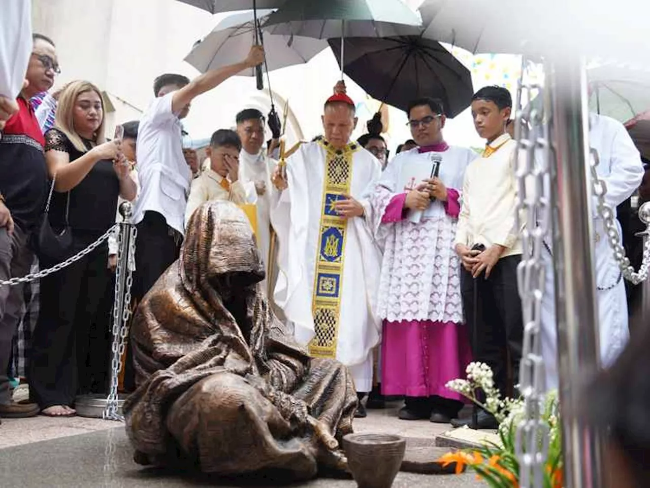 'Begging Jesus' statue finds home at Baclaran Church