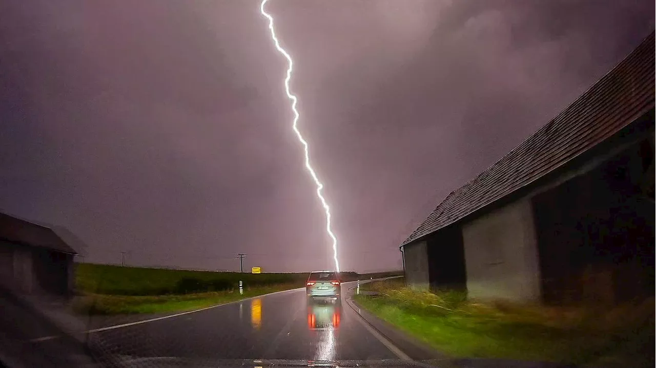 Wetterdienst warnt: Schwere Gewitterlage am Fußballsamstag – Tornados nicht ausgeschlossen