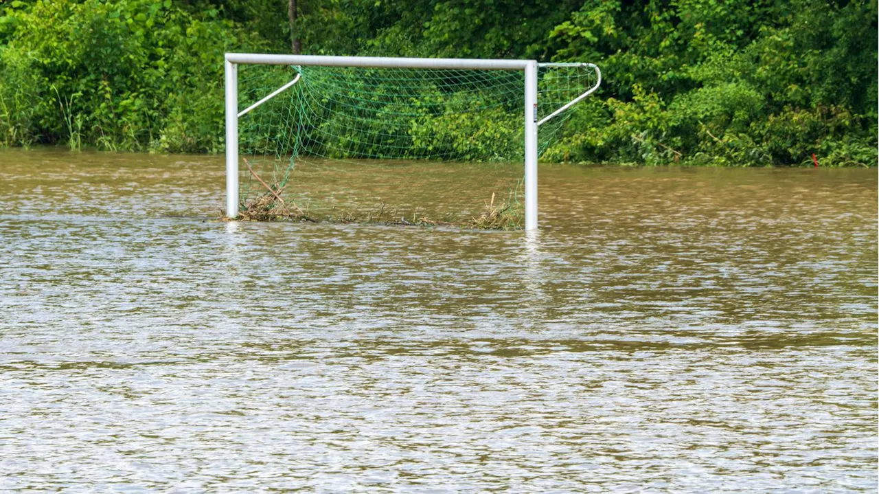 Wetterdienst warnt: Starkregen und Gewitter am Fußballsamstag – Tornados nicht ausgeschlossen