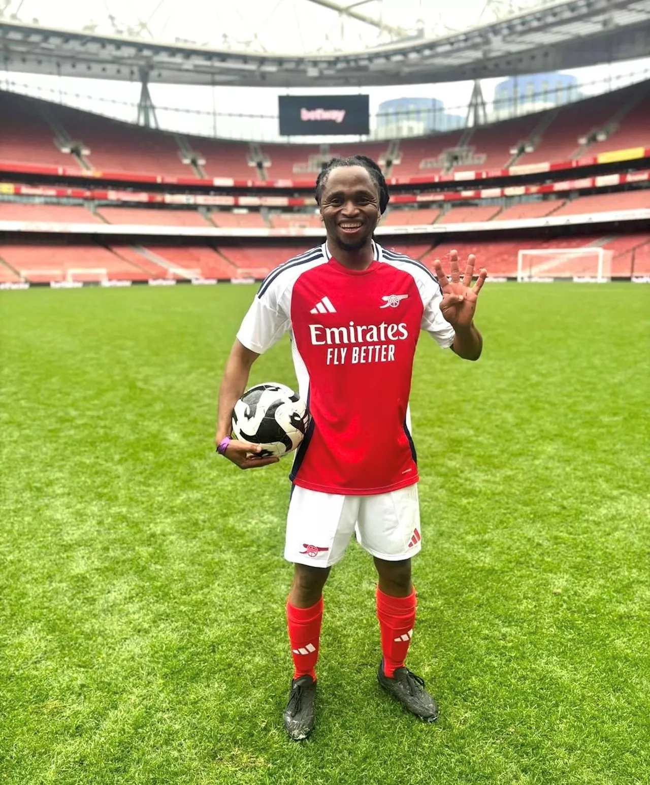 Kaizer Chiefs legend spotted in Arsenal gear at Emirates!