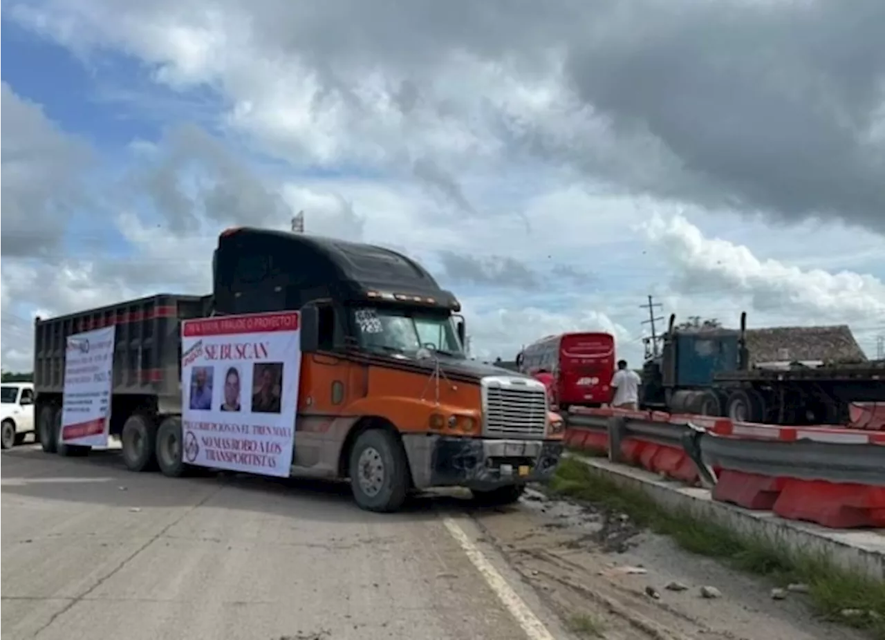 Transportistas bloquean carreteras por adeudos del Tren Maya; señalan a la Sedena