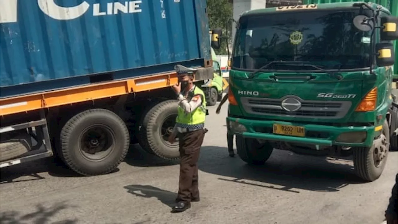 Detik-detik Kontainer Lepas dari Truk di Jakarta Utara