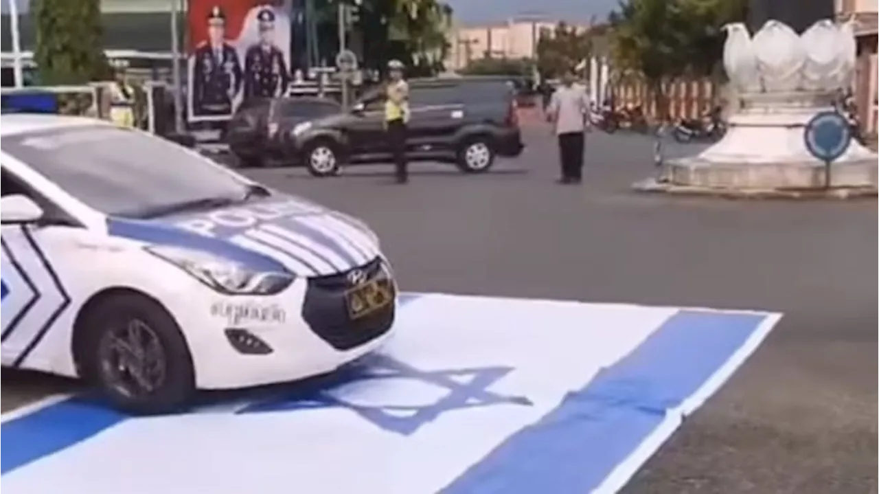 Polisi Jelaskan Detik-Detik Mobil Patwal Lindas Bendera Israel