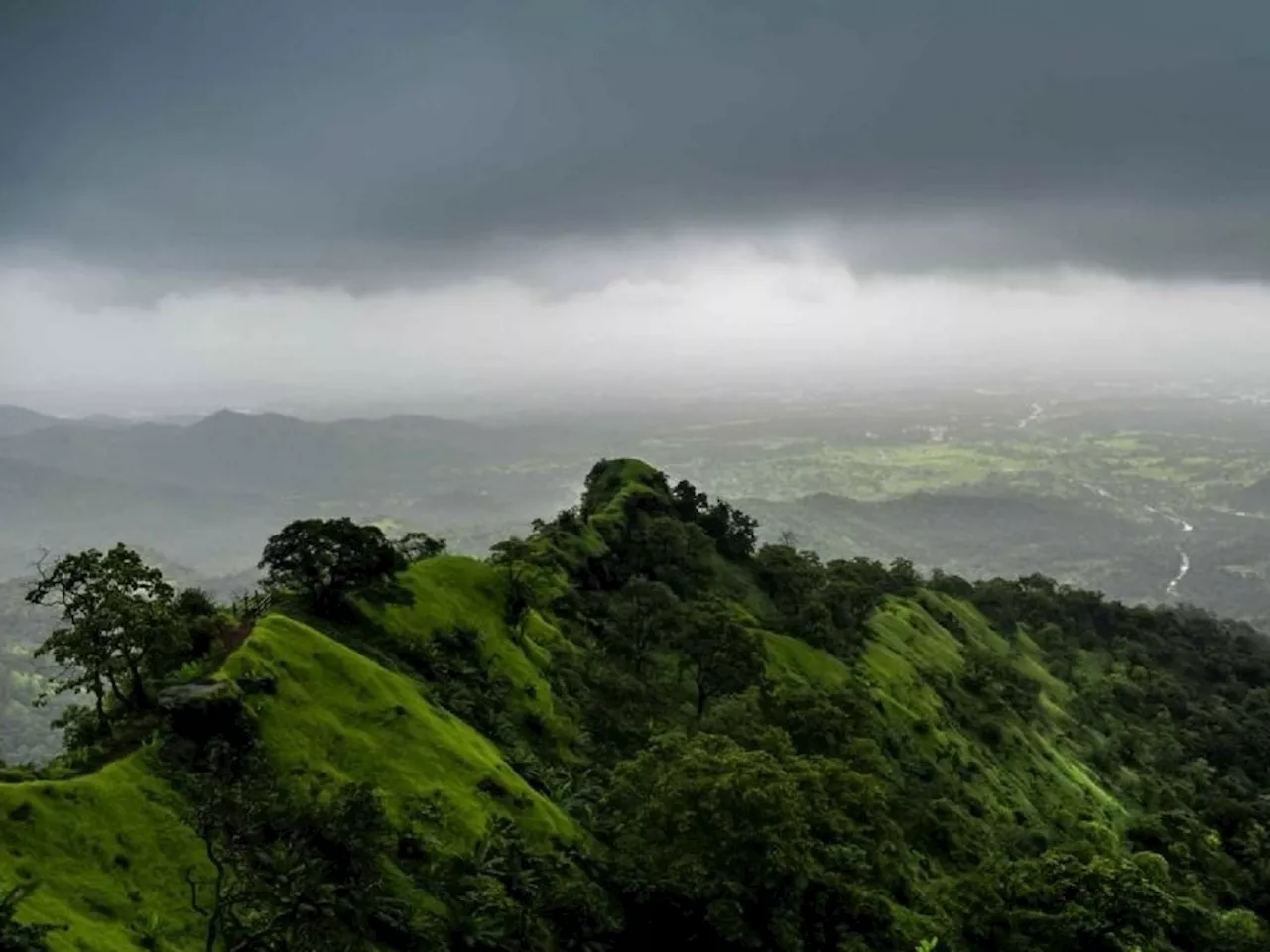 कोकणातील प्रसिद्ध हिलस्टेशन, इथं होतो स्वर्ग सुखाचा साक्षात्कार! महाराष्ट्रात सर्वात जास्त पाऊस इथेच पडतो