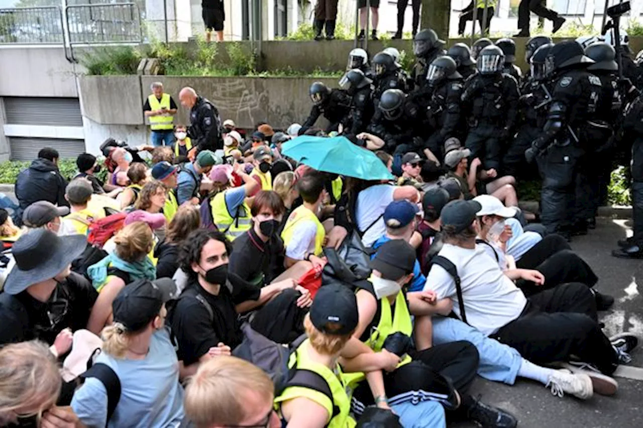 Poliser allvarligt skadade i tysk demonstration