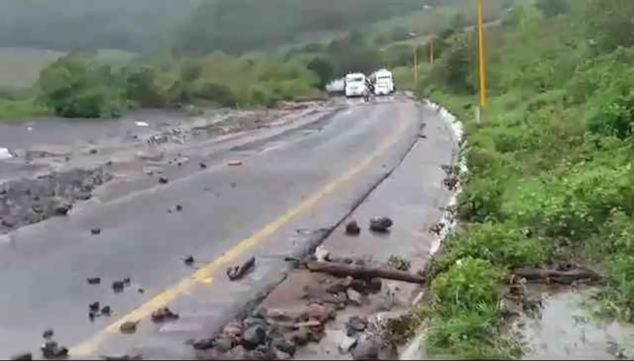 Derrumbe obliga a cierre de autopista en Cumbres de Maltrata