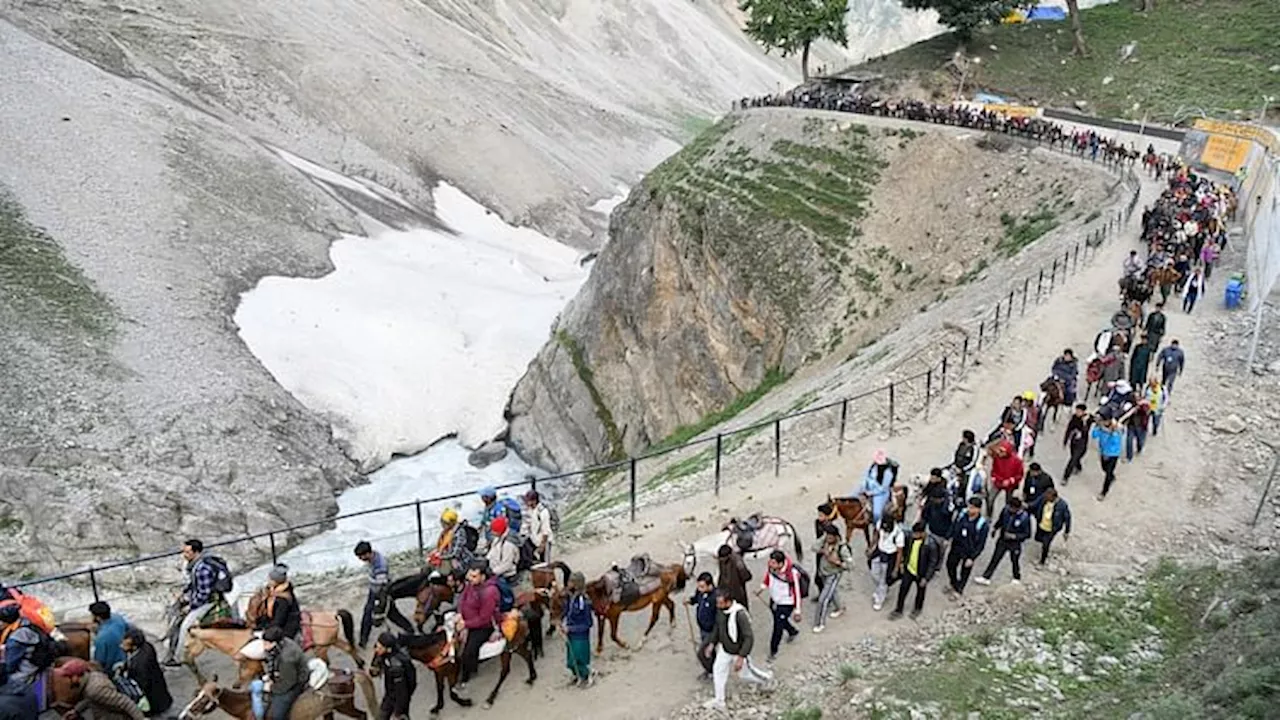 Amarnath Yatra : पहले दिन 13,827 श्रद्धालुओं ने किए बाबा बर्फानी के दर्शन, अब तक 4.50 लाख से अधिक पंजीकरण