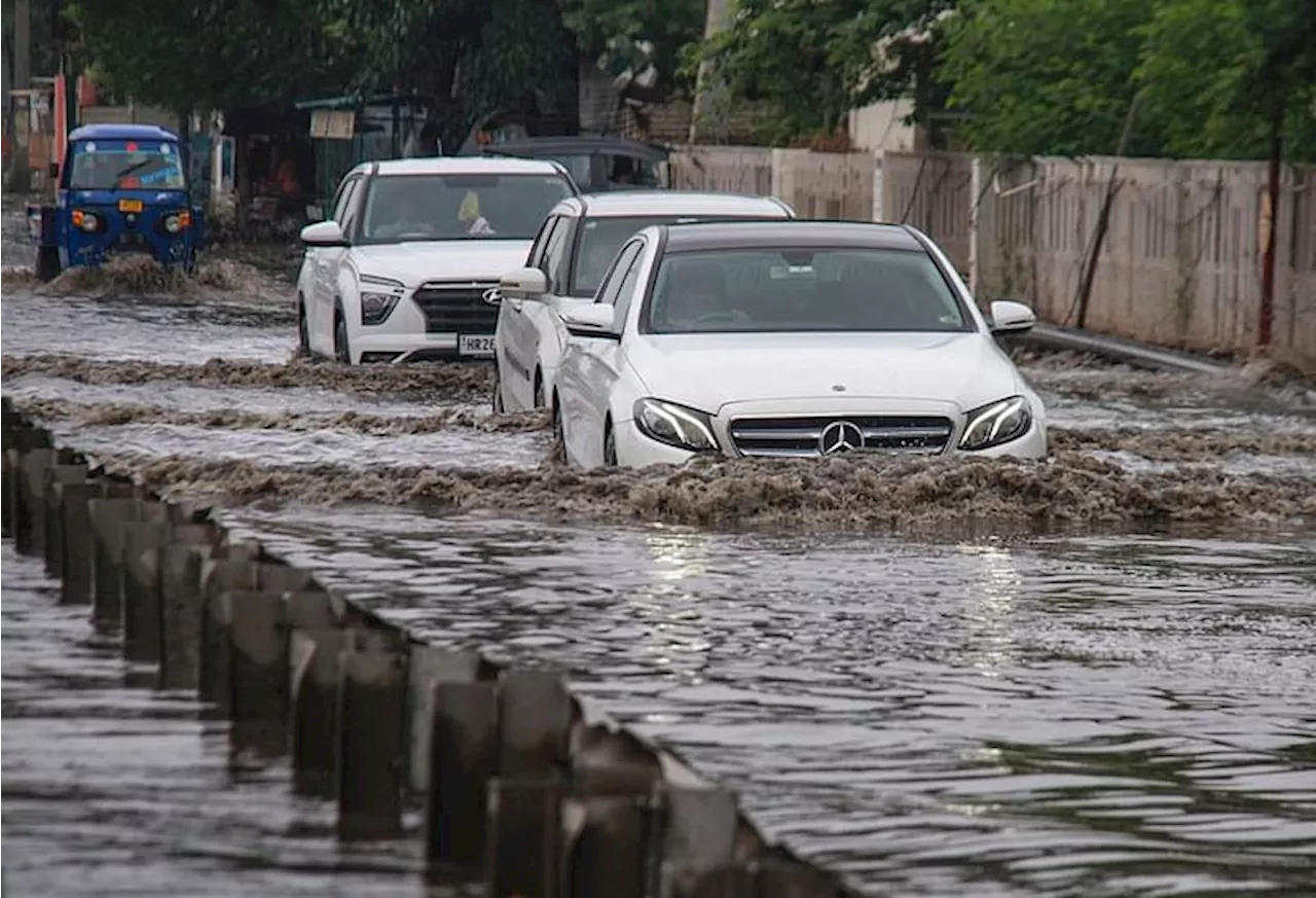 Driving Tips: सड़कों पर भर गया है पानी तो घबराएं नहीं, सुरक्षित ड्राइविंग के लिए अपनाएं ये पांच जरूरी टिप्स