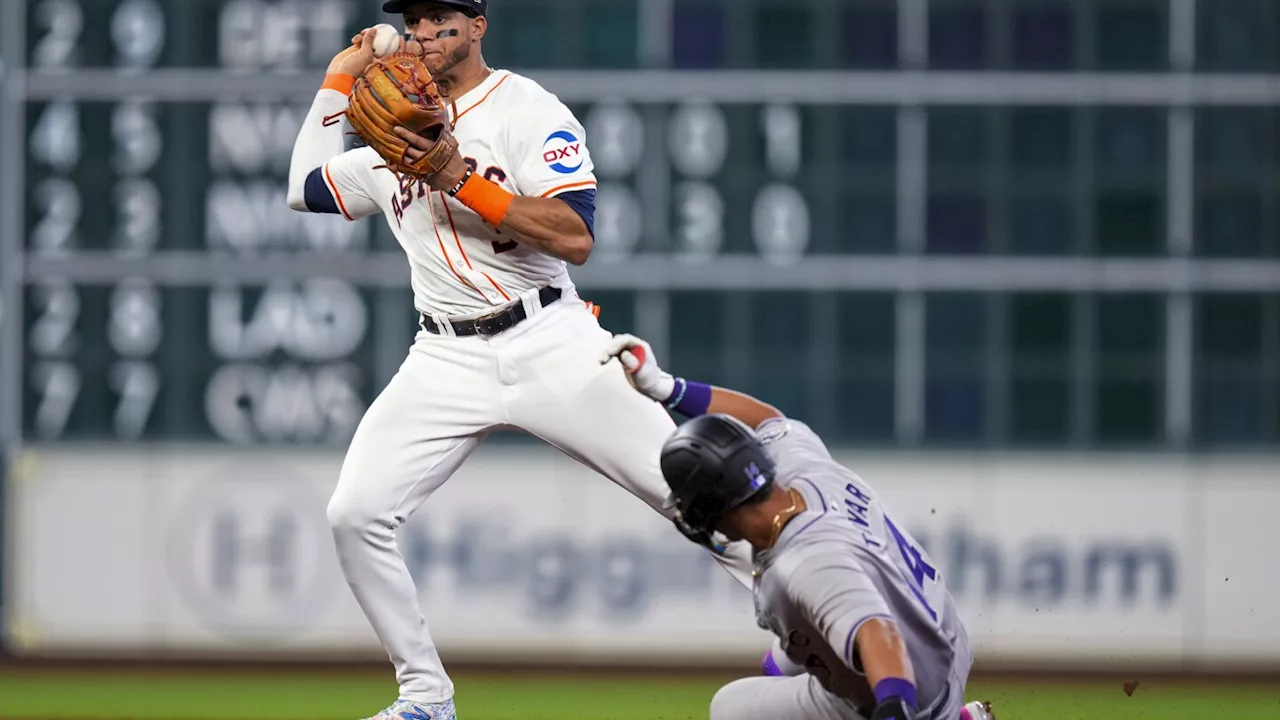 Astros shortstop Jeremy Peña misplays pop fly while taking part in an in-game TV interview