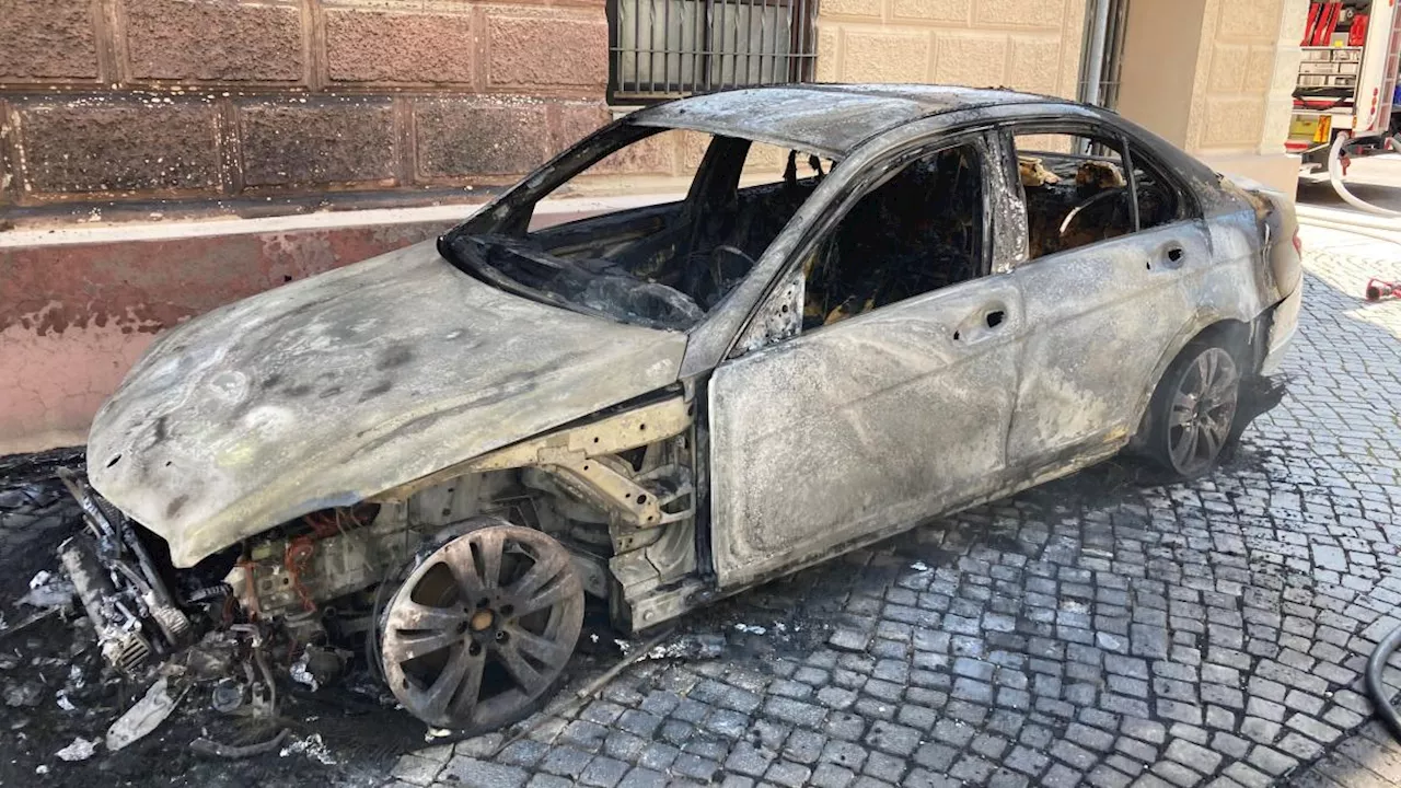 Feuerwehr löscht brennendes Auto in der Höchstädter Innenstadt