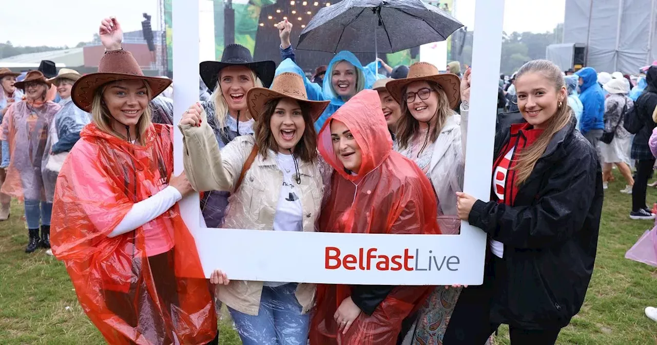 Shania Twain fans don't let the rain dampen their smiles!