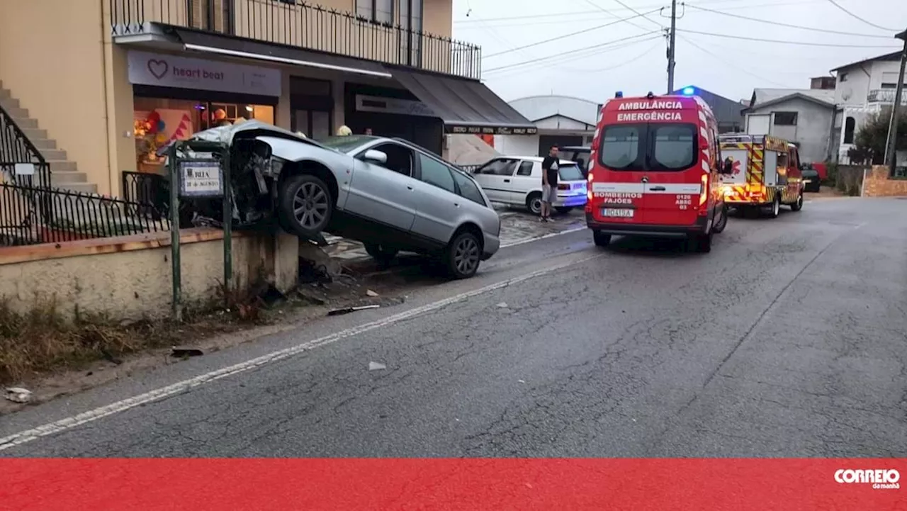 Condutora ferida em despiste contra muro em Oliveira de Azeméis