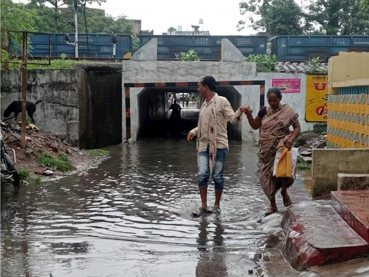 रायगढ़ में पहली बारिश ने खोली निगम की पोल: रेलवे अंडर ब्रिज में भरा नाले का गंदा पानी, सड़कों पर फैला कचरा