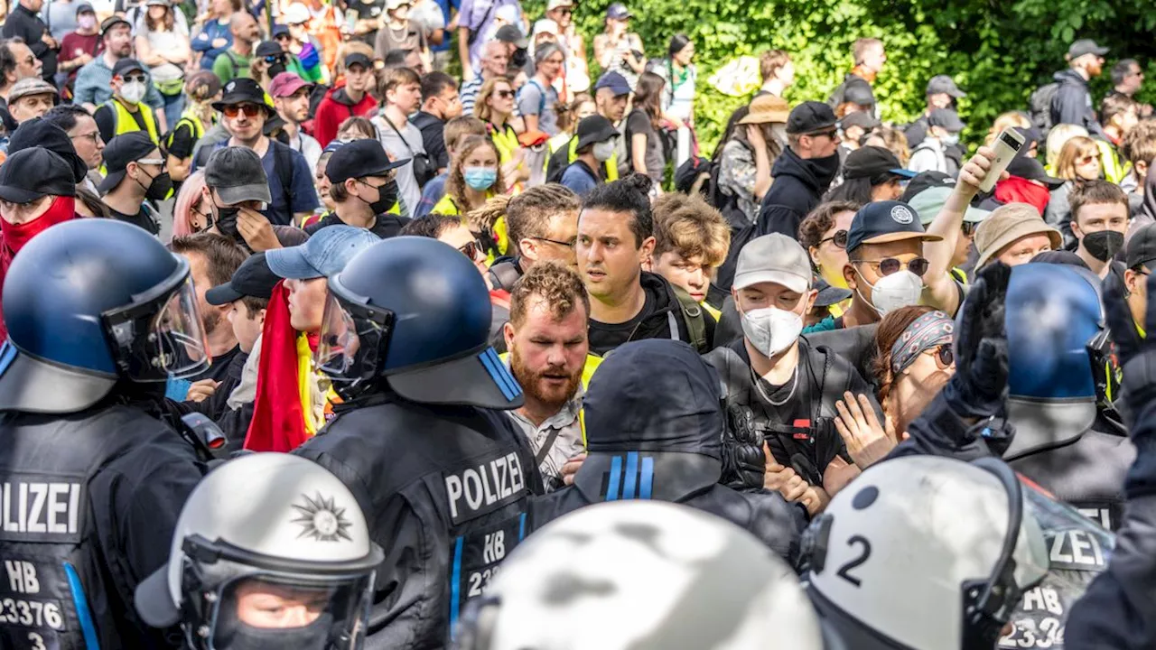 +++ Demonstrationen gegen AfD-Parteitag +++: AfD-Delegierter attackiert offenbar Demonstranten