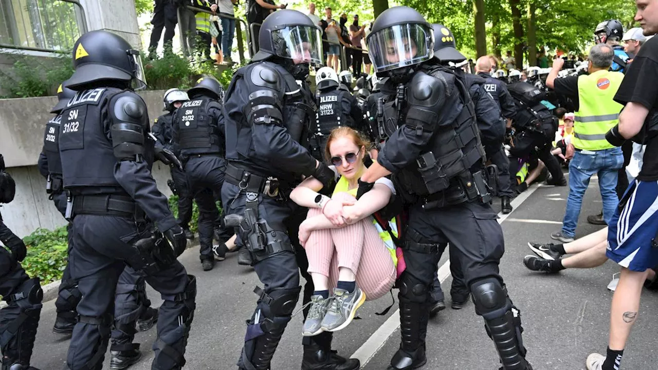 +++ Demonstrationen gegen AfD-Parteitag +++: Parteitag mit Verzögerung gestartet, mehrere Festnahmen bei Protesten