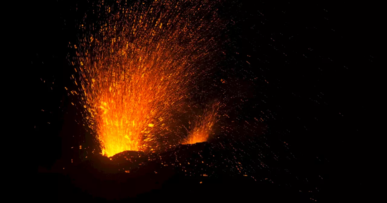 Etna, erutta il cratere Voragine: le immagini spettacolari dalla sommità del vulcano di notte