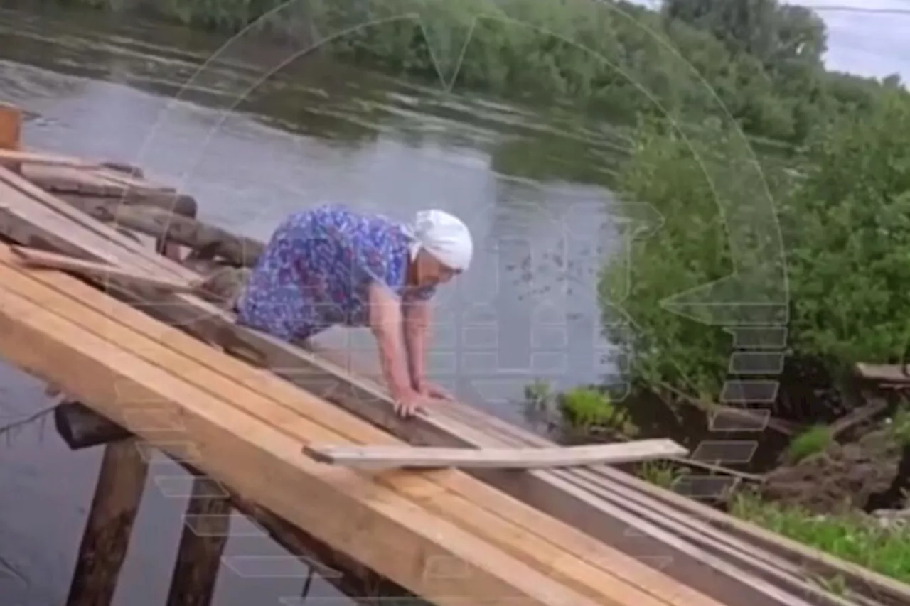 Появилось видео, как пожилые курганцы ползут по доске над пропастью за пенсией