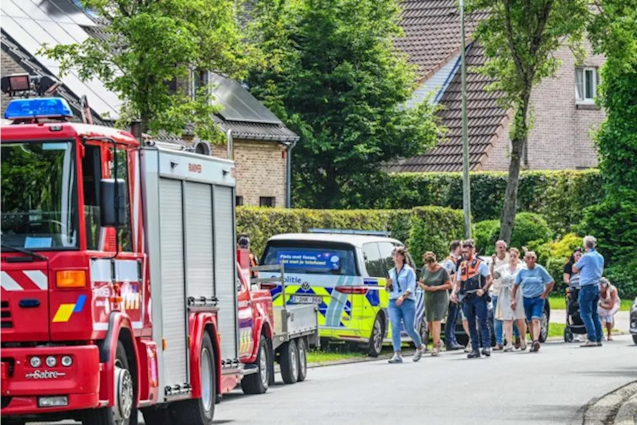 Brandweer haalt gecrasht sportvliegtuigje weg, buurtbewoners geschrokken: “Ik zag het neerstorten”