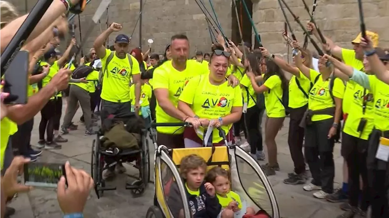 La llegada de 60 niños con cáncer y sus familiares tras finalizar el Camino de Santiago