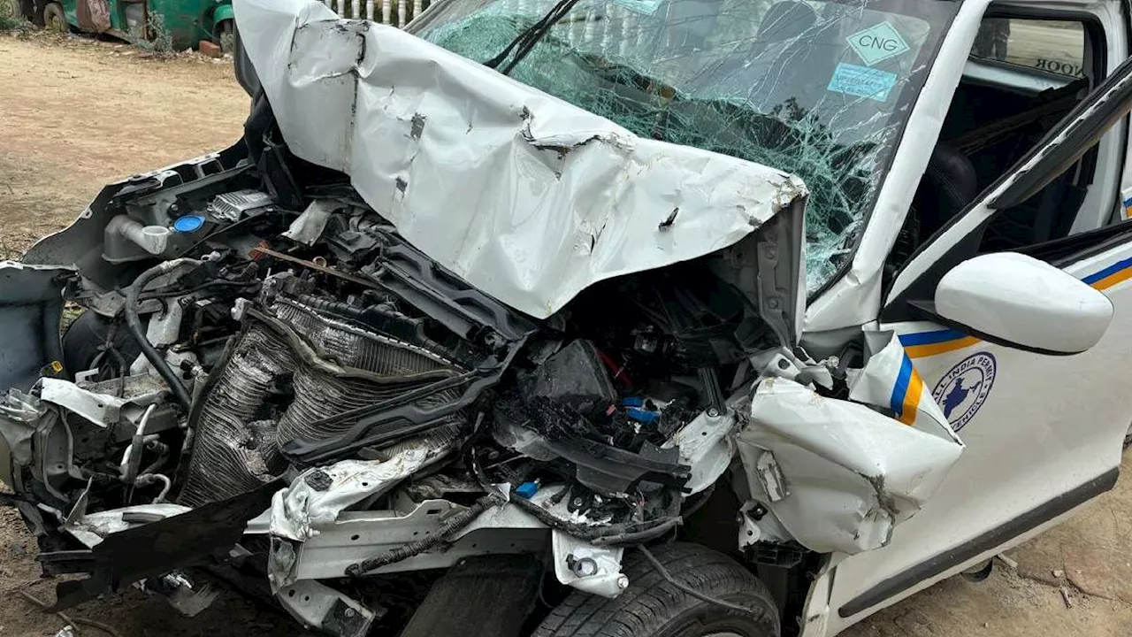 Hapur Accident: मिनी ट्रक में तेज रफ्तार घुसी कार, गाड़ी के उड़े परखच्चे; हादसे में एक की मौत और दो घायल