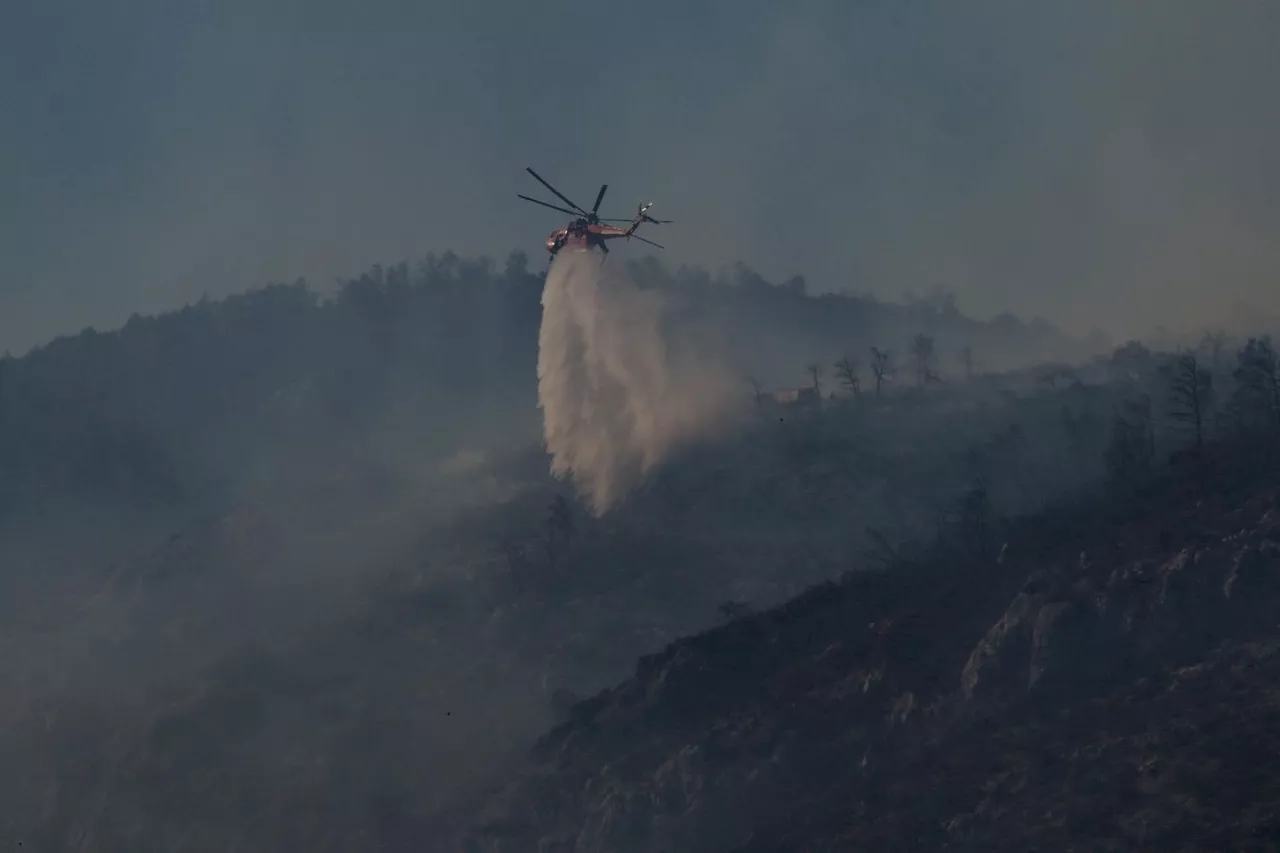 Grèce : feu de forêt près d'Athènes, risques très élevés dans six régions