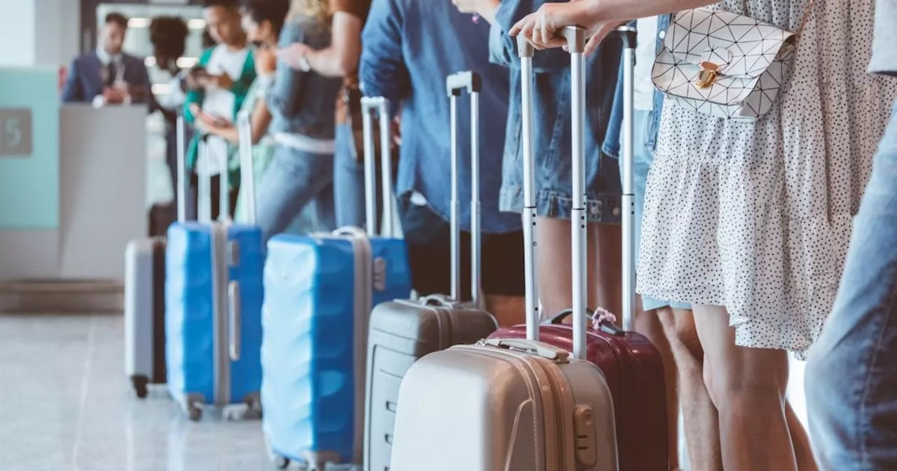 'Gate lice' are the people who queue to board the plane early