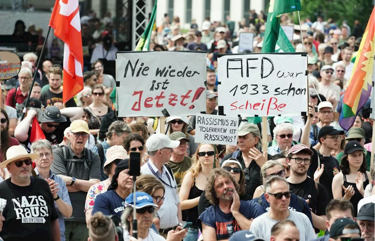 Tritte gegen den Kopf: Polizisten bei Einsatz am AfD-Parteitag schwer verletzt