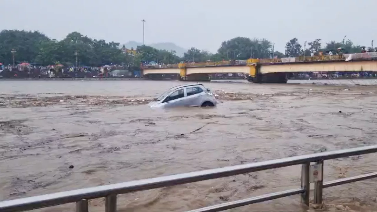 हरिद्वार में गंगा का रौद्र रूप! नदी में माचिस की डिब्बियों की तरह बहती दिखीं गाड़ियां, चौंकानें वाला है नजारा