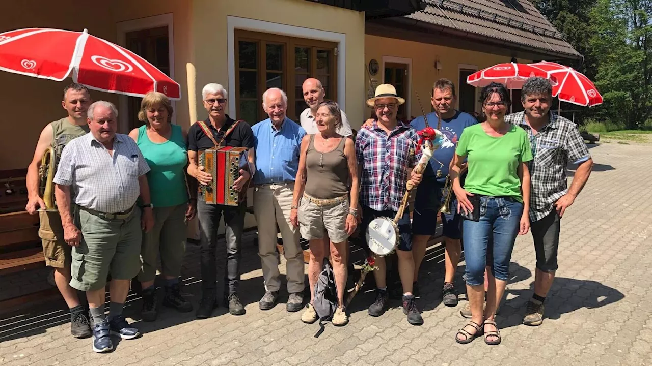 Brand-Laaben: Ein Ständchen für Dechant Anton Waser zum 90. Geburtstag