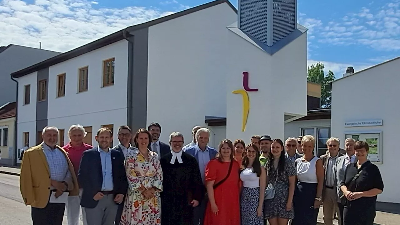 „Es gibt uns!“ Neuer Glockenturm in Hollabrunn eingeweiht