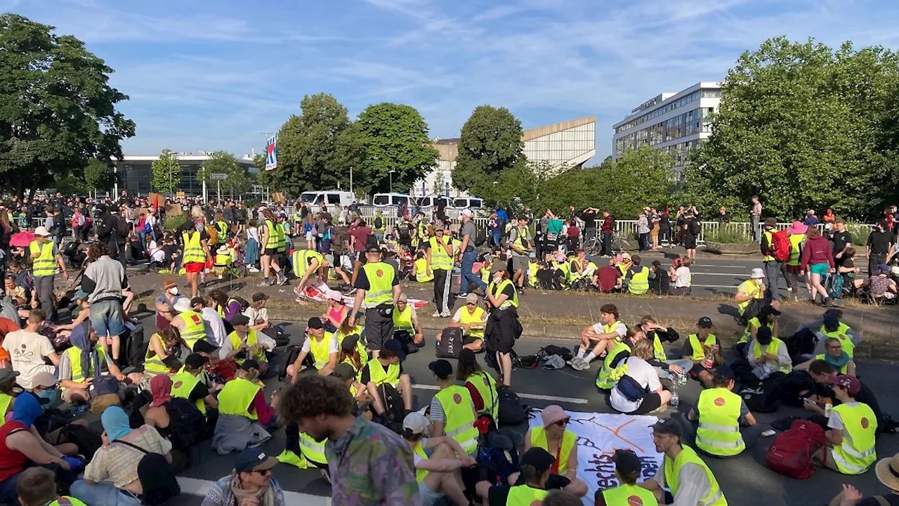 Nordrhein-Westfalen: Aktivisten versuchen Blockade von AfD-Parteitag