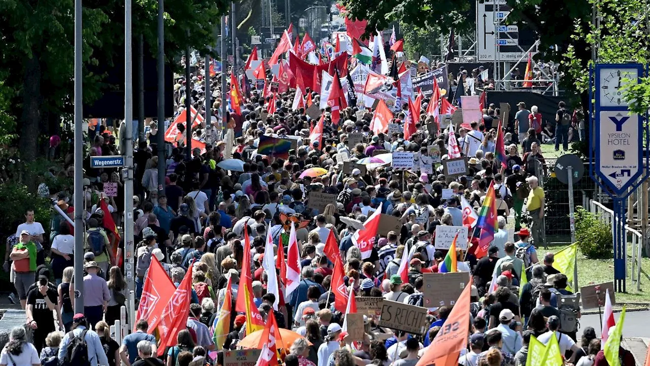 Nordrhein-Westfalen: Massive Proteste gegen AfD-Parteitag: Pfefferspray-Einsatz